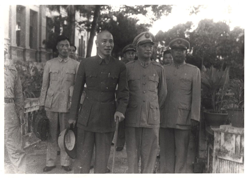 民國38年7月，中國國民黨總裁蔣中正（前左）偕福建省政府主席朱紹良（前右）巡視廈門各地。