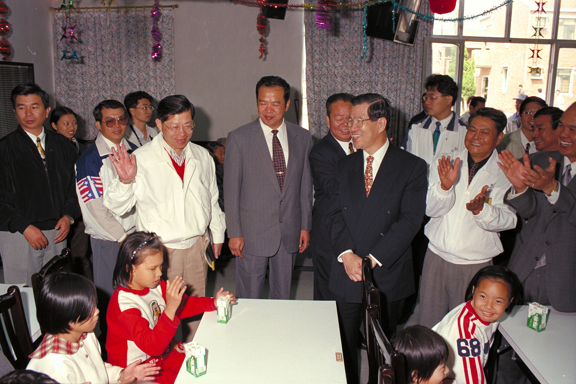 In October 1997, Executive Yuan Premier Vincent C. Siew (3rd from right, 4th from right is Wu Chin-tzan, Governor of Fujian Provincial Government) visited Kinmen.