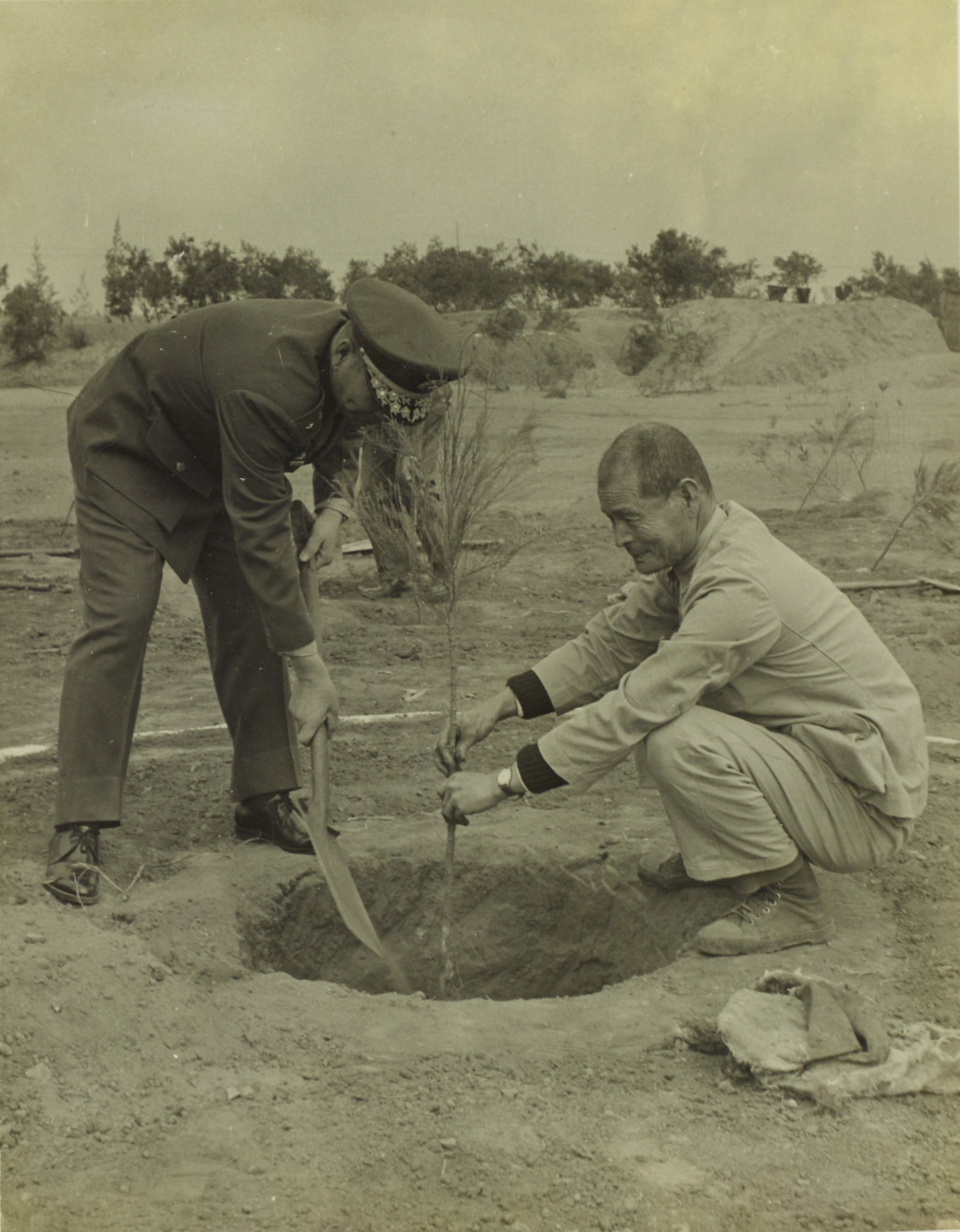 Governor Hu Lien of the Fujian Provincial Government planting trees in Kinmen.