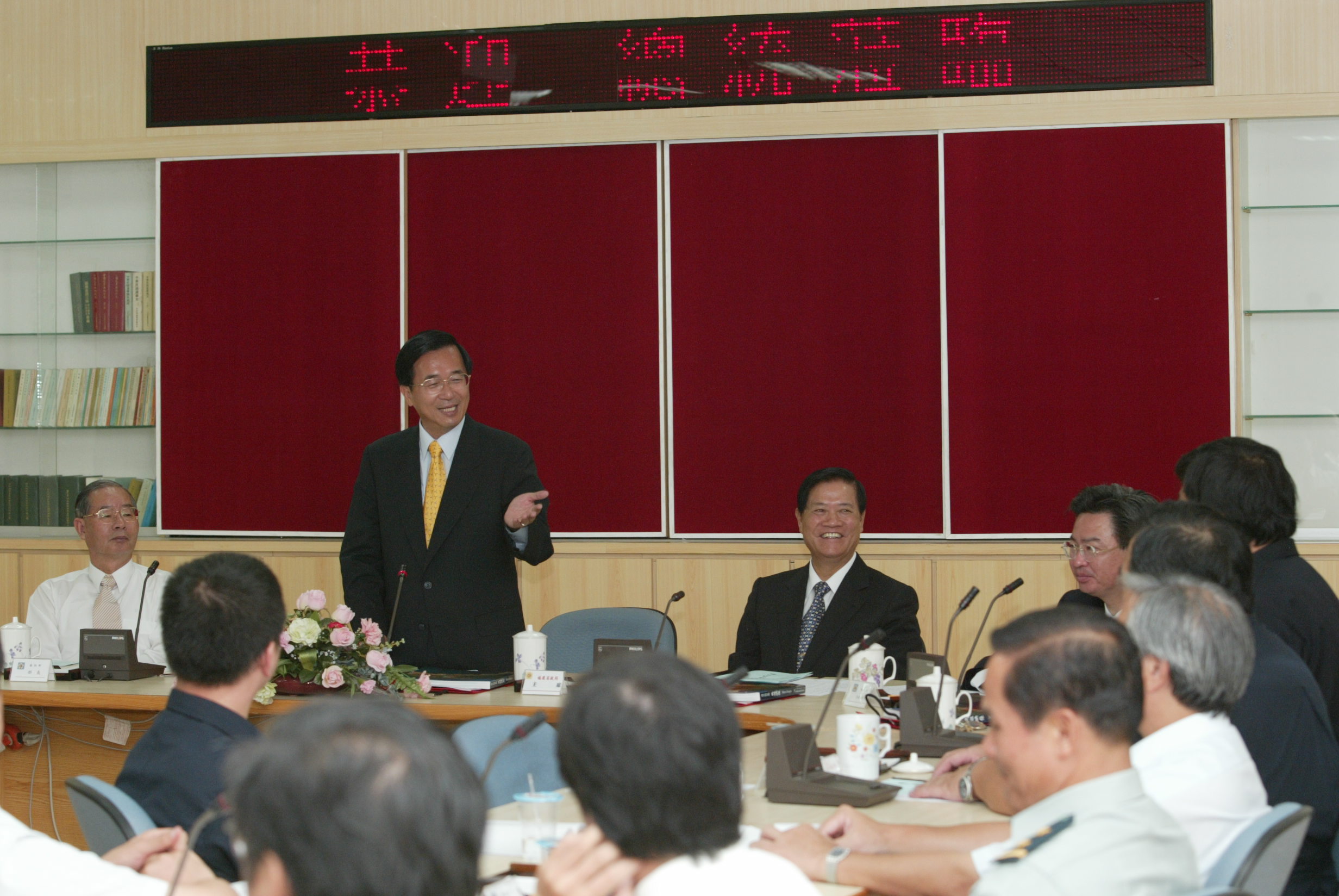 On July 30, 2003, President Chen Shui-bian visited the Lienchiang County Government (3rd from left is Yen Chung-cheng, the Governor of the Fujian Provincial Government)