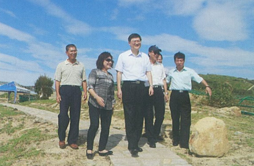 Fujian Provincial Governor Woody Duh inspecting the infrastructure construction in Juguang Township in 2005.