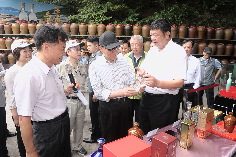On August 13, 2016, Executive Yuan Premier Lin Chuan visited Tunnel 88 in Matsu (3rd from left is Governor Chang Ching-sen, Fujian Provincial Government)