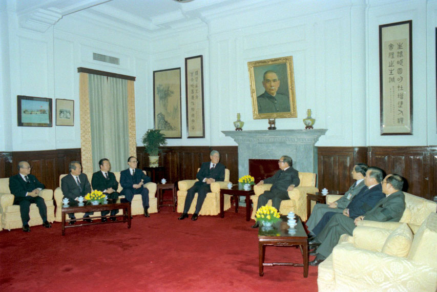 民國77年1月20日，總統李登輝接見福建省政府主席吳金贊等人(左3為吳金贊主席)。