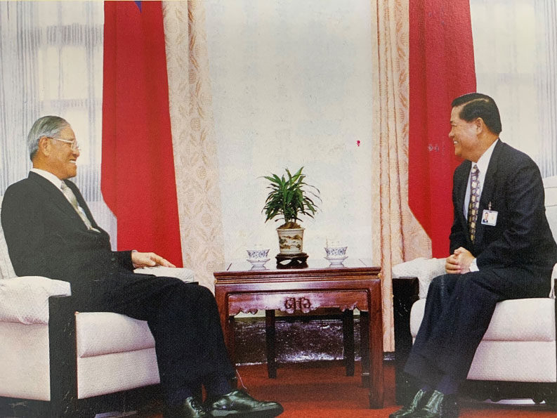 民國87年5月21日，總統李登輝接見福建省政府主席顏忠誠。