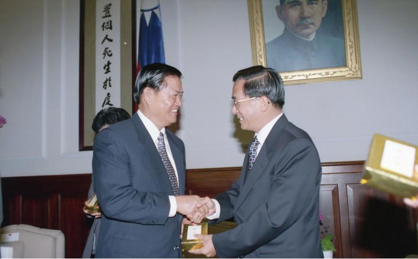 民國89年5月24日，總統陳水扁接見福建省政府主席顏忠誠。